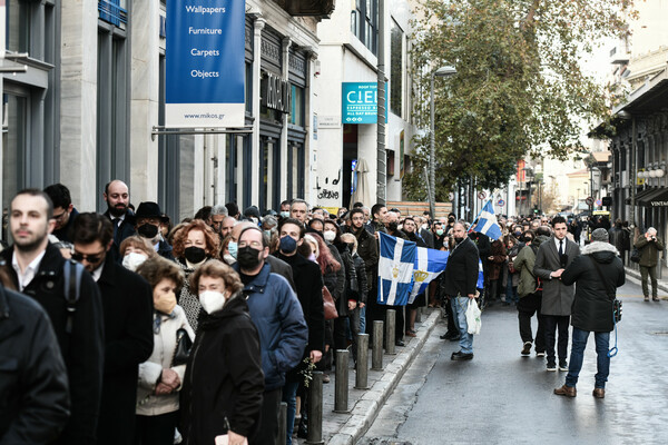 Κηδεία τέως βασιλιά Κωνσταντίνου: Μέχρι το Μοναστηράκι η ουρά για το «ύστατο χαίρε»