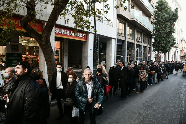 Κηδεία τέως βασιλιά Κωνσταντίνου: Μέχρι το Μοναστηράκι η ουρά για το «ύστατο χαίρε»