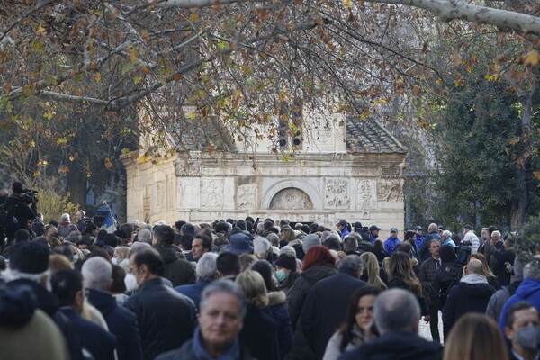 Κηδεία τέως βασιλιά Κωνσταντίνου: Μέχρι το Μοναστηράκι η ουρά για το «ύστατο χαίρε»