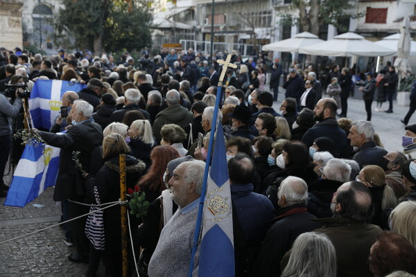 Κηδεία τέως βασιλιά Κωνσταντίνου: Μέχρι το Μοναστηράκι η ουρά για το «ύστατο χαίρε»