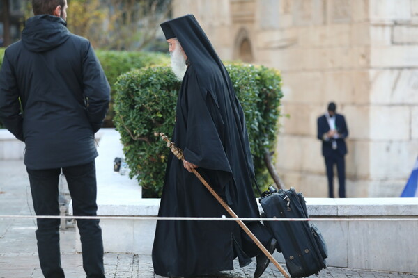 Κηδεία τέως βασιλιά Κωνσταντίνου: Σημαίες με στέμματα, βασιλικά οικόσημα και παραδοσιακές στολές 