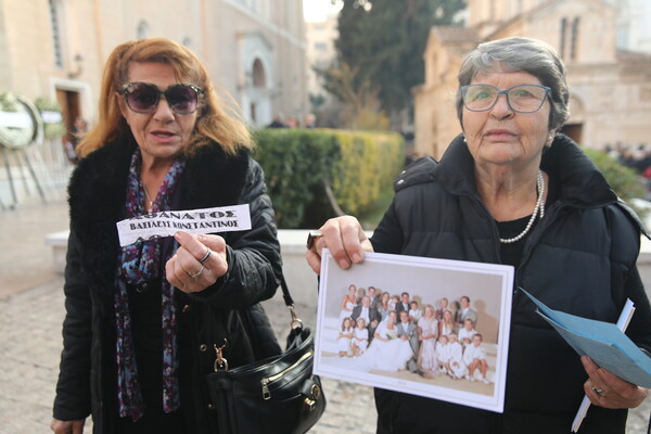 Κηδεία τέως βασιλιά Κωνσταντίνου: Σημαίες με στέμματα, βασιλικά οικόσημα και παραδοσιακές στολές 