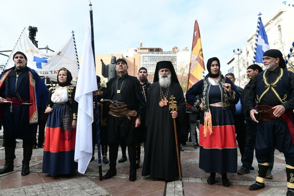 Κηδεία τέως βασιλιά Κωνσταντίνου: Σημαίες με στέμματα, βασιλικά οικόσημα και παραδοσιακές στολές 