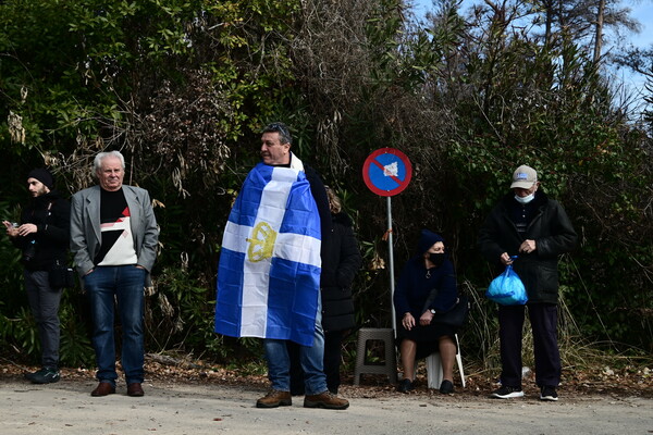 Κηδεία τέως βασιλιά Κωνσταντίνου: Με σημαίες με στέμματα και οικόσημα, παραδοσιακές στολές, φωτογραφίες και σύμβολα ο αποχαιρετισμός 