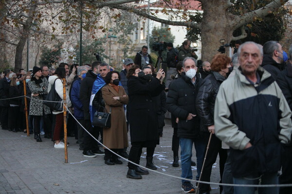 Κηδεία τέως βασιλιά Κωνσταντίνου: Μέχρι το Μοναστηράκι η ουρά για το «ύστατο χαίρε»