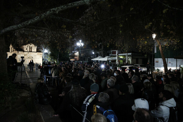 Κηδεία τέως βασιλιά Κωνσταντίνου: Μέχρι το Μοναστηράκι η ουρά για το «ύστατο χαίρε»