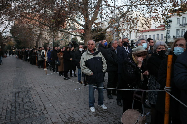 Κηδεία τέως βασιλιά Κωνσταντίνου: Μέχρι το Μοναστηράκι η ουρά για το «ύστατο χαίρε»