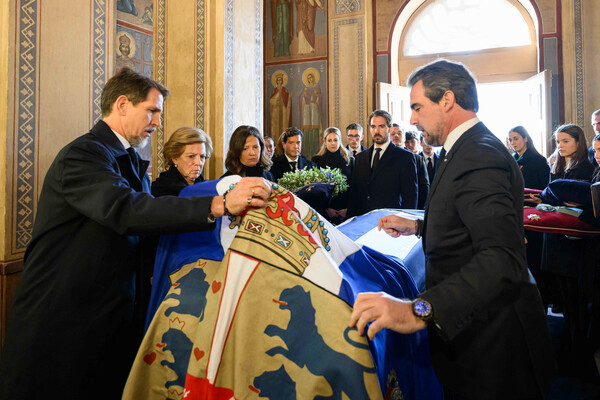 Η ταφή του τέως βασιλιά στο Τατόι