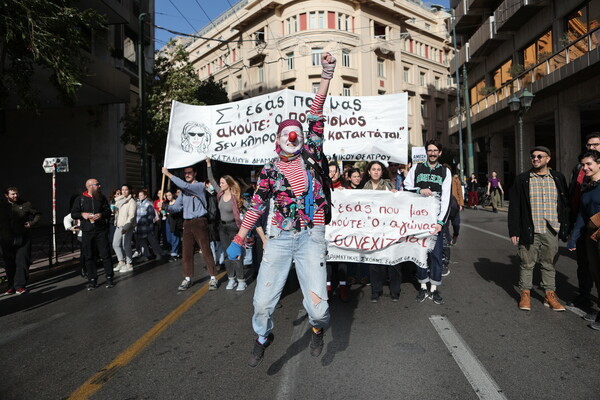 Μαζική πορεία καλλιτεχνών στο κέντρο της Αθήνας