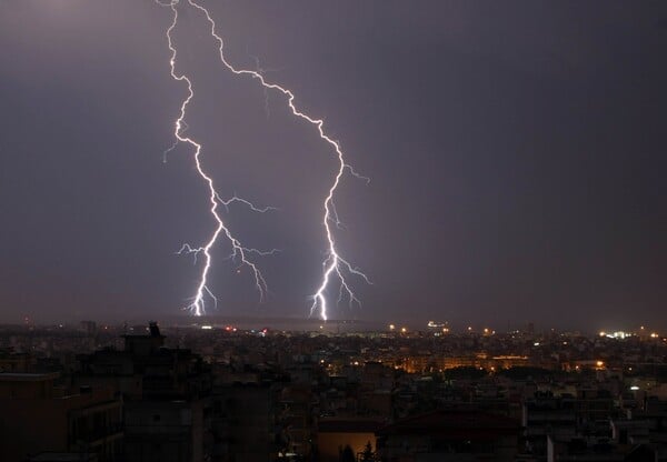 Η κακοκαιρία έφερε αστραπές πάνω από πόλη