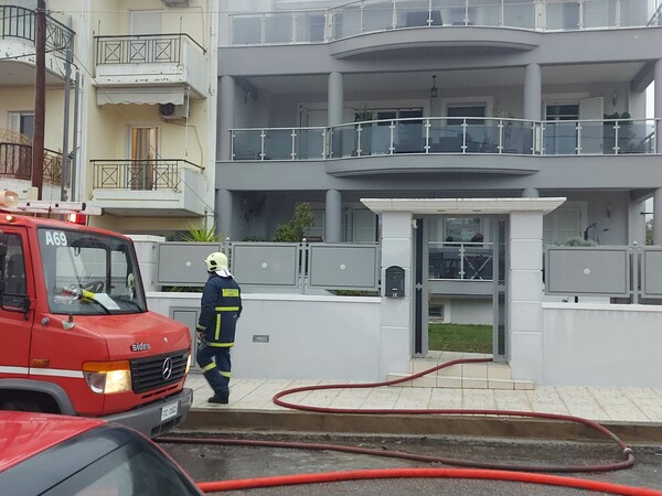 Καλαμάτα: Φλέγεται στέγη σπιτιού από χτύπημα κεραυνού 