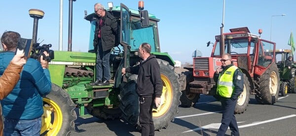 Μπλόκα αγροτών στην Καρδίτσα με τρακτέρ - «Αντιμπλόκο» από την αστυνομία και χημικά