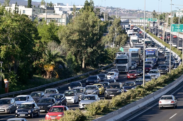 Σοβαρό τροχαίο στην Κηφισιάς - Αυτοκίνητο αναποδογύρισε στη μέση του δρόμου