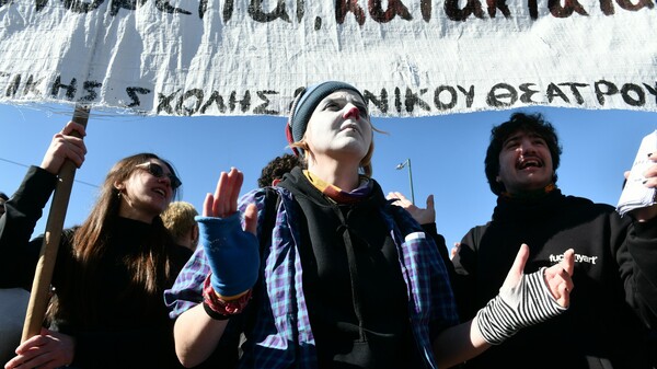 Στιγμιότυπο από τη συγκέντρωση των ηθοποιών στην πλατεία Συντάγματος. Φωτ: Eurokinissi