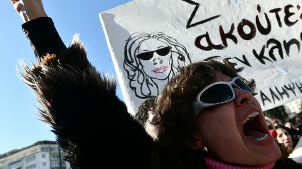 Στιγμιότυπο από τη συγκέντρωση των ηθοποιών στην πλατεία Συντάγματος. Φωτ: Eurokinissi