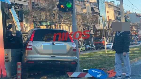 Τροχαίο στην Καλλιρόης - Σύγκρουση αυτοκινήτου με τραμ