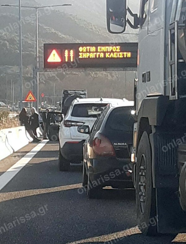 Καπνοί σε στρατιωτικό όχημα-Έκλεισαν οι σήρραγες στα Τέμπη 