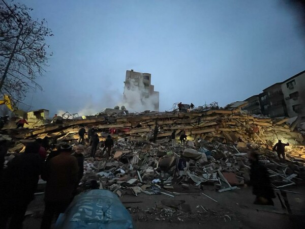 Συγκλονιστικές φωτογραφίες από τον φονικό σεισμό στην Τουρκία