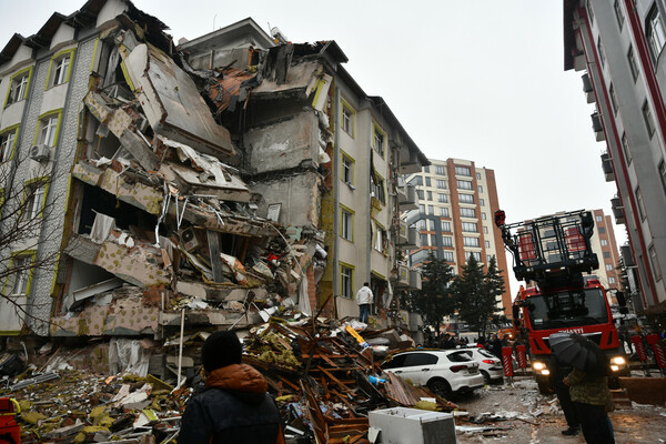 Συγκλονιστικές φωτογραφίες από τον φονικό σεισμό στην Τουρκία
