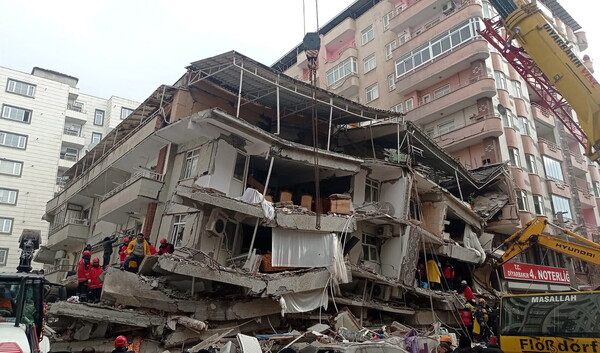 Σεισμός 7,8 Ρίχτερ σε Τουρκία-Συρία: «Είμαστε σε σοκ, βρέχει πολύ, δεν σταματούν οι σεισμοί» - Μαρτυρία από την Τουρκία