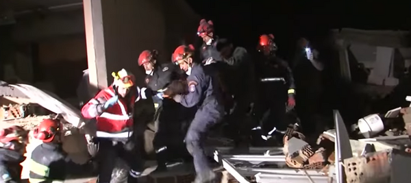 Σεισμός στην Τουρκία: Η ΕΜΑΚ έσωσε 11χρονη από τα ερείπια – Αγώνας για να βγάλουν και μία 15χρονη