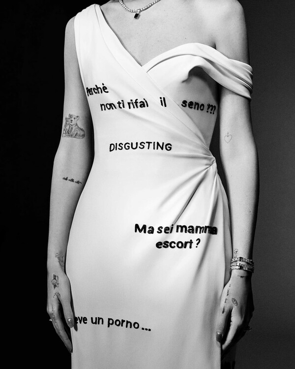 «Σκέψου ελεύθερα»: Το φόρεμα μανιφέστο της Κιάρα Φεράνι -Μήνυμα προς όλες τις γυναίκες
