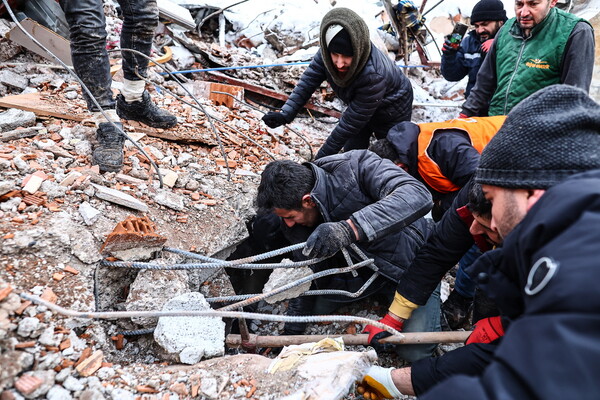 Σεισμός σε Τουρκία-Συρία: Σχεδόν 8.300 νεκροί- «Κάθε λεπτό που περνά, μειώνονται οι ελπίδες για επιζώντες»