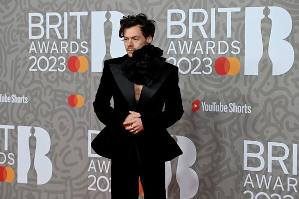 Brit Awards: Εντυπωσίασε ο Χάρι Στάιλς με βελούδινο κοστούμι και κορσάζ-γίγας -Η εκκεντρική εμφάνιση του Σαν Σμιθ