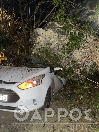 Βράχος συνέθλιψε αυτοκίνητο στην Καλαμάτα - Ολοκληρωτική καταστροφή