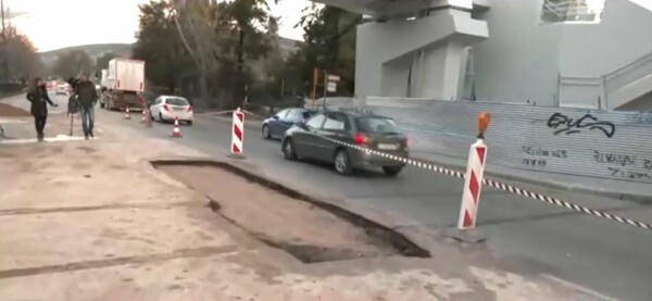 Μετ' εμποδίων η κίνηση στη Λεωφόρο Αθηνών - Έσπασε αγωγός νερού