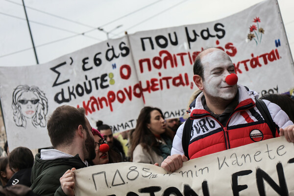 Μαζική συγκέντρωση και πορεία από καλλιτέχνες στο κέντρο της Αθήνας