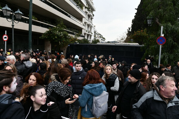 Μαζική συγκέντρωση και πορεία από καλλιτέχνες στο κέντρο της Αθήνας