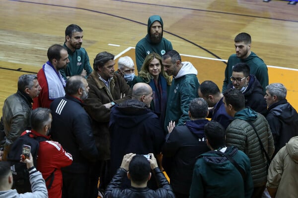 Βόλεϊ: Αναβλήθηκε το Παναθηναϊκός- Ολυμπιακός μετά τα επεισόδια- Τραυματισμοί οπαδών 