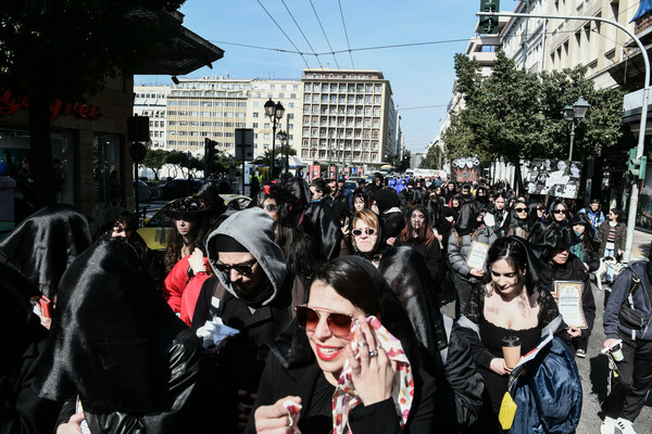 Καλλιτέχνες έκαναν «κηδεία» του Πολιτισμού: Εικόνες από την συγκέντρωση διαμαρτυρίας και την πορεία