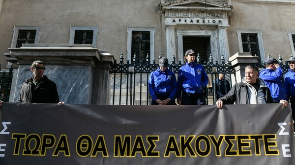 Οι καλλιτέχνες «κήδευσαν» τον Πολιτισμό έξω από το ΣτΕ