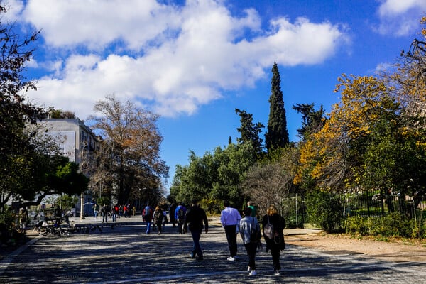 Ο καιρός σήμερα: Λιακάδα με λίγα σύννεφα- Ανεβαίνει κι άλλο η θερμοκρασία