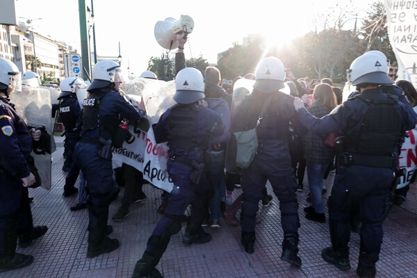 Ένταση έξω από το Μέγαρο Μουσικής μεταξύ διαδηλωτών για την Παιδεία και αστυνομίας 