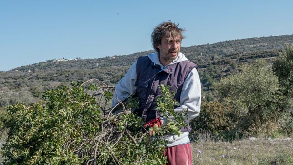 Γιάννης Μακριδάκης: «Ομότεχνος νιώθω μόνο με τους ανθρώπους τού χωραφιού»