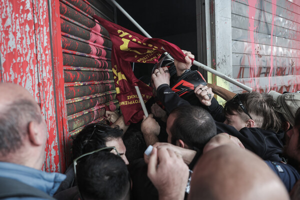 Επεισόδια με χημικά έξω από το υπουργείο Εργασίας -Προσαγωγές και τραυματισμοί