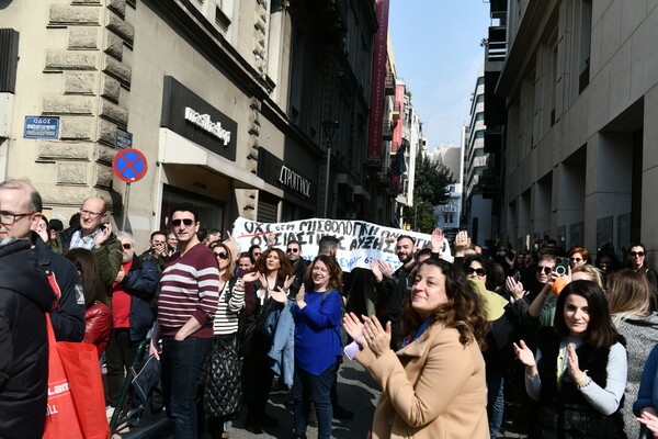 Ολοκληρώθηκε η πορεία των καλλιτεχνών- Αποκαταστάθηκε η κυκλοφορία στο κέντρο