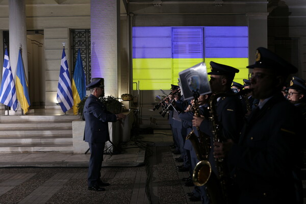 Στα χρώματα της Ουκρανίας φωταγωγήθηκε το υπουργείο Εξωτερικών