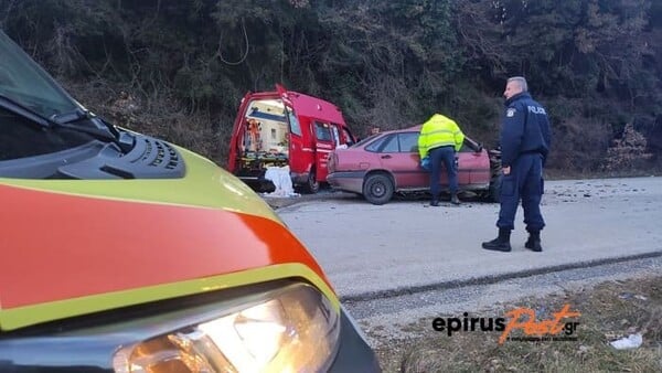 Ιωάννινα: Δύο νεκροί μετά από μετωπική σύγκρουση ασθενοφόρου με αυτοκίνητο