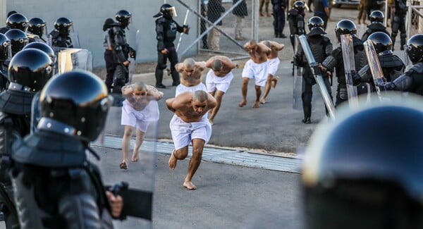 Ελ Σαλβαδόρ: 2.000 μέλη συμμοριών μεταφέρθηκαν σε νέα, τεράστια φυλακή