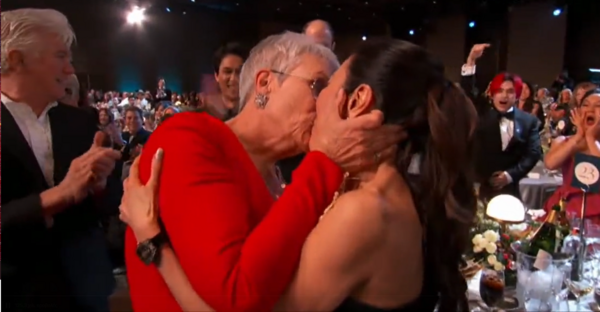 SAG Awards: H Jamie Lee Curtis βραβεύτηκε και πανηγύρισε φιλώντας την Michelle Yeoh στα χείλη