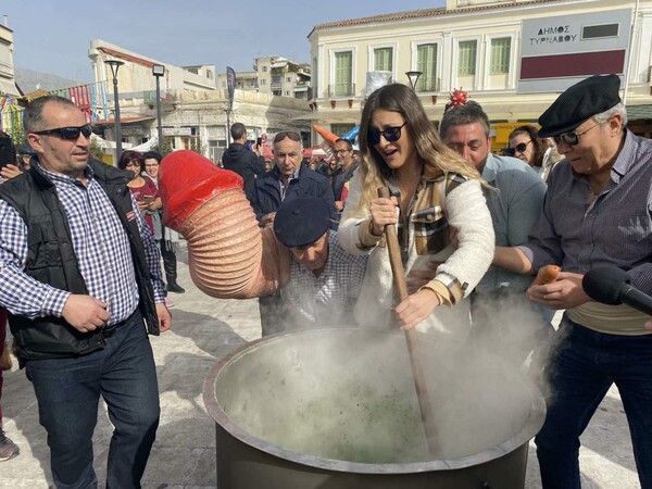 Καθαρά Δευτέρα στον Τύρναβο: Αναβίωσε το έθιμο του «μπουρανί» - Τεράστιοι φαλλοί και πειράγματα