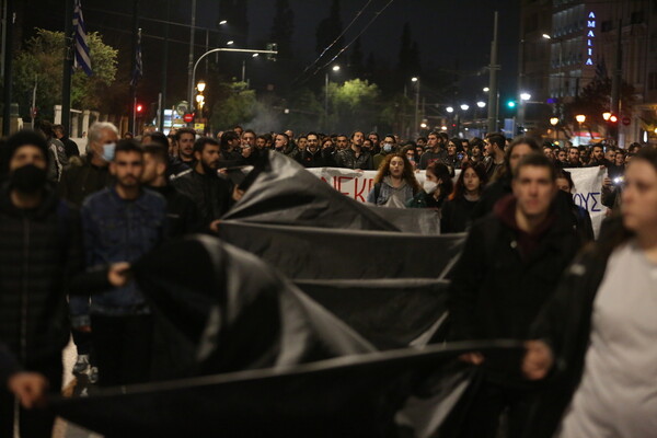 Πορεία στη Βουλή μετά τη συγκέντρωση διαμαρτυρίας στα γραφεία της HellenicTrain