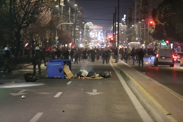 Πορεία στη Βουλή μετά τη συγκέντρωση διαμαρτυρίας στα γραφεία της HellenicTrain