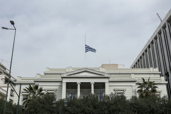 Δυστύχημα στα Τέμπη - Μεσίστιες οι σημαίες στην Κομισιόν, στην Ακρόπολη στη Βουλή και στο Μέγαρο Μαξίμου