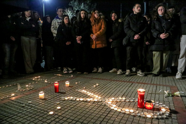 Τέμπη: Λουλούδια και κεριά στη μνήμη των θυμάτων έξω από τον ΟΣΕ στη Λάρισα