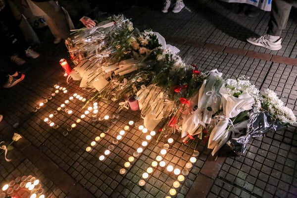 Τέμπη: Λουλούδια και κεριά στη μνήμη των θυμάτων έξω από τον ΟΣΕ στη Λάρισα